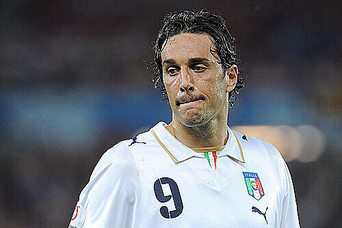 Raus! Bayern-Star Luca Toni rieb sich in Zweikämpfen auf und war völlig von der Rolle.