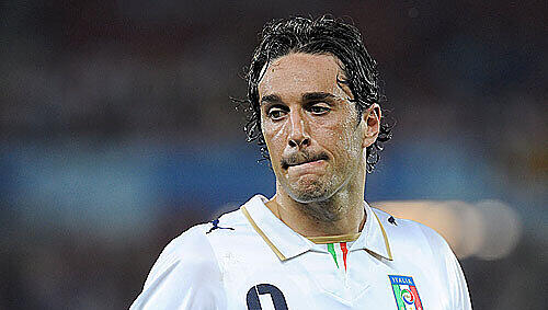 Raus! Bayern-Star Luca Toni rieb sich in Zweikämpfen auf und war völlig von der Rolle. Raus! Bayern-Star Luca Toni rieb sich in Zweikämpfen auf und war völlig von der Rolle.