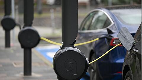 Die Zahl der E-Autos wächst und damit der Bedarf an Ladesäulen im öffentlichen Raum.
