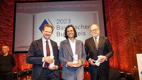 Florian Illies (links), Deniz Utlu und Jan Philipp Reemtsma mit dem Bayerischen Buchpreis.