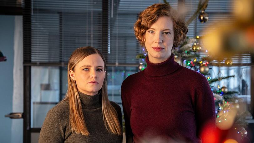 Haben keine besinnlichen Weihnachten - und sind froh drum: die Bremer Ermittlerinnen Liv Moormann (Jasna Fritzi Bauer, l.) und Linda Selb (Luise Wolfram) im "Tatort: Stille Nacht". Haben keine besinnlichen Weihnachten - und sind froh drum: die Bremer Ermittlerinnen Liv Moormann (Jasna Fritzi Bauer, l.) und Linda Selb (Luise Wolfram) im "Tatort: Stille Nacht".