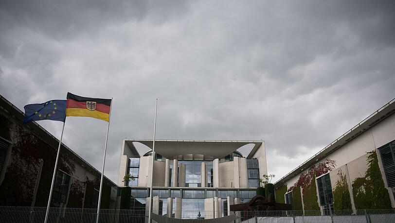 Dunkle Wolken ziehen über das Bundeskanzleramt. (Archivbild) Dunkle Wolken ziehen über das Bundeskanzleramt. (Archivbild)
