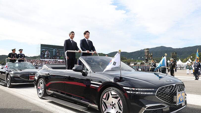 Südkoreas Präsident Lee Jae Myung (r) nimmt neben Verteidigungsminister Kang Shin Chul an einer Truppenparade in der Militärbasis Gyeryongdae teil. Südkoreas Präsident Lee Jae Myung (r) nimmt neben Verteidigungsminister Kang Shin Chul an einer Truppenparade in der Militärbasis Gyeryongdae teil.