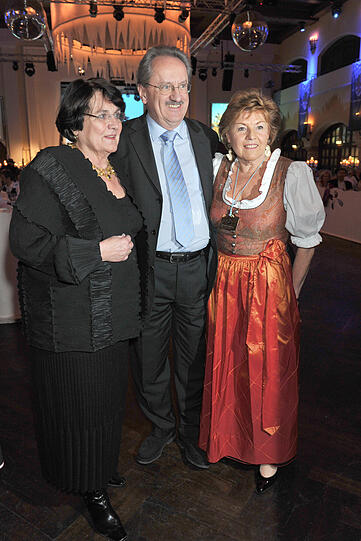 Der Münchner Oberbürgermeister Christian Ude (SPD) (m), seine Frau Edith von Welser-Ude (l) und Traudi Kustermann