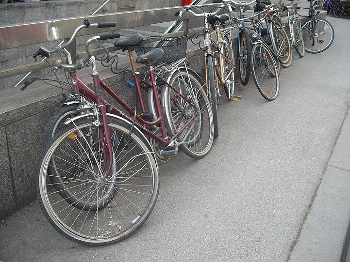 Schrottradl in der Bayerstraße vorm Hauptbahnhof: Mit diesen Bikes ist schon lange keiner mehr gefahren.