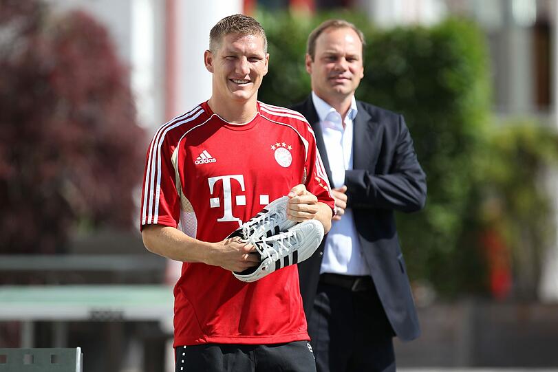 Doch Schweini hat seinen Vertrag letzte Saison bis 2016 verlängert und ein Transfer würde sehr teuer werden. Außerdem hat der FC Bayern kein Interesse daran Schweinsteiger abzugeben.