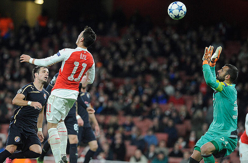 Arsenal-Profi Mesut Özil (links) überlistet Zagreb-Keeper Eduardo.