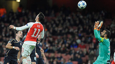 Arsenal-Profi Mesut Özil (links) überlistet Zagreb-Keeper Eduardo.