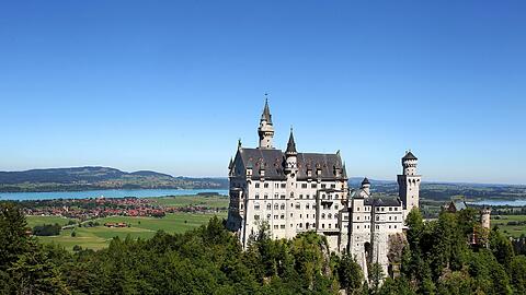 Disney, Grimms Märchen oder einfach &bdquo;wilde Fantasien&ldquo; &ndash; das verbinden viele Gäste aus dem Ausland mit Neuschwanstein.	Fotos: Karl-Josef Hildenbrand/dpa