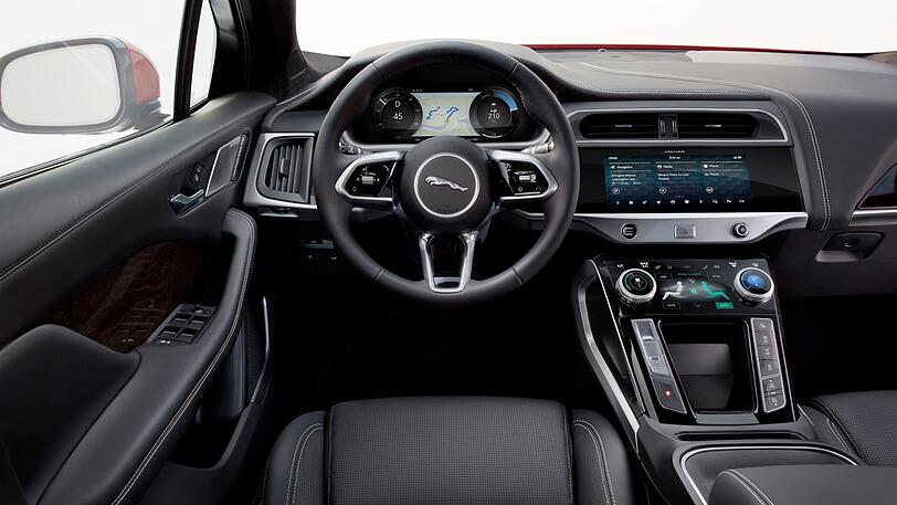 Ein virtuelles Cockpit informiert den Fahrer, in der Mittelkonsole übernimmt ein Touchscreen Navi, Audio und andere Funktionen.