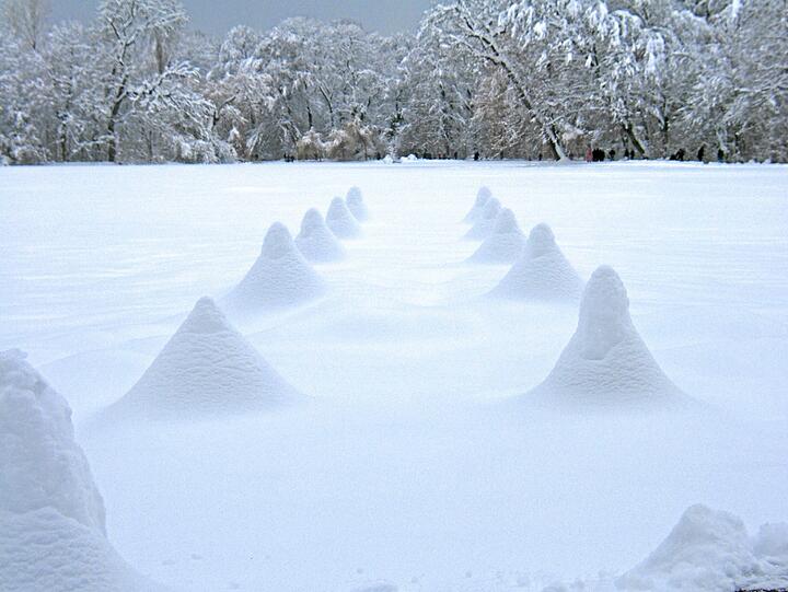 Kaum zu erkennen, bedeckt von so viel Schnee: Das ist der Steg am Kleinhesseloher See, schreibt der AZ-Leser.