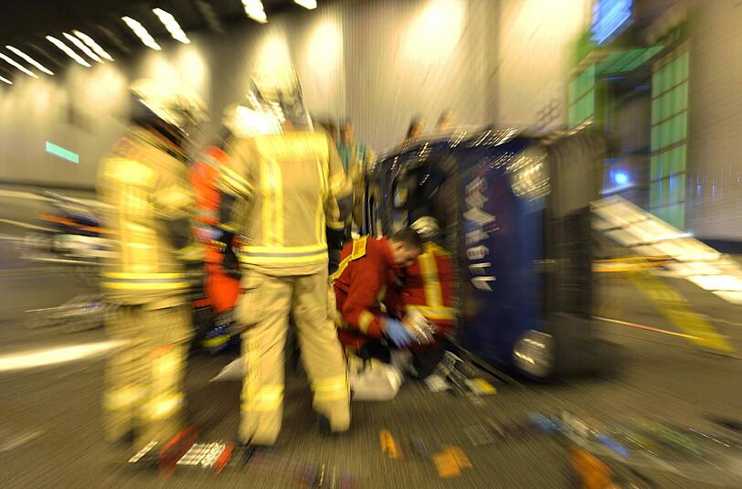 Die 23-jährige VW-Besitzerin musste von der Feuerwehr schwer verletzt aus dem Wrack geborgen werden. Am Steuer soll angeblich ein unbekannter Mann gesessen haben. (Symbolbild)