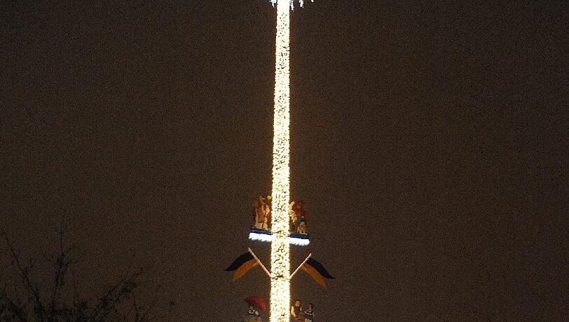 Der Maibaum bildet das Zentrum der neuen Licht-Installation. Der Maibaum bildet das Zentrum der neuen Licht-Installation.