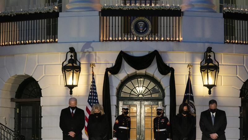 US-Präsident Joe Biden (l-r), Jill Biden, Vizepräsidentin Kamala Harris und ihr Mann Douglas Emhoff gedenken mit einer Schweigeminute vor dem Weißen Haus der Opfer der Pandemie.