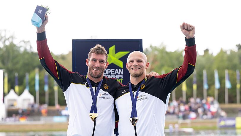 Tim Hecker (r) und Sebastian Brendel freuen sich bei der Siegerehrung über die Goldmedaille.