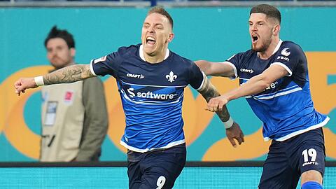 Phillip Tietz (l) machte den Sieg von Tabellenführer Darmstadt gegen den KSC perfekt.