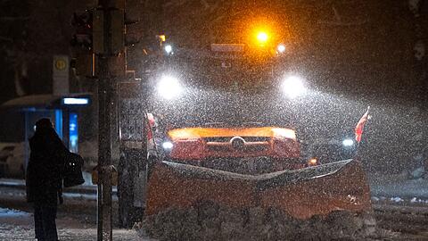 Auch am Freitag und Samstag kann es wieder glatt werden. Neben weiteren Schneef&auml;llen sei auch gefrierender Regen m&ouml;glich, berichteten die Meteorologen.