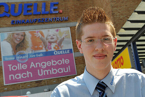 Azubi Benjamin Brennhäuser (18) erfuhr am Computer, dass er noch weiter lernen darf: &bdquo;Ich habe dann gleich den Fernseher angemacht. Ich bin im zweiten Lehrjahr und bin erstmal froh, dass ich meine Ausbildung als Einzelhandelskaufmann hier fertig machen kann.&ldquo;