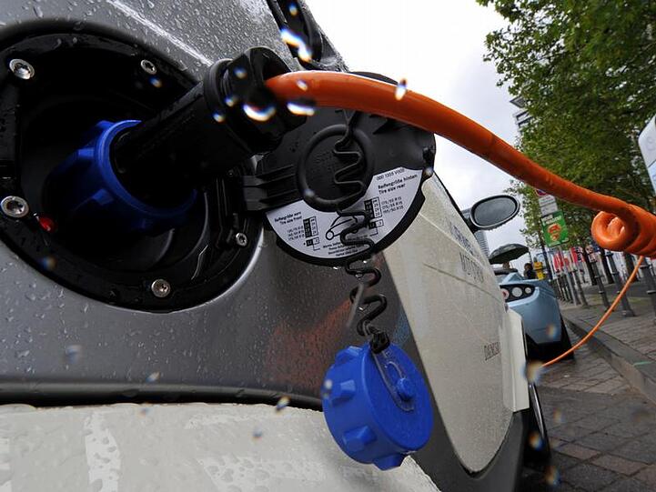 An der "Tankstelle": Ein Elektro-Smart steht auf dem IAA-Messegelände in Frankfurt an der ersten Autostrom-Ladesäule der Stadt.