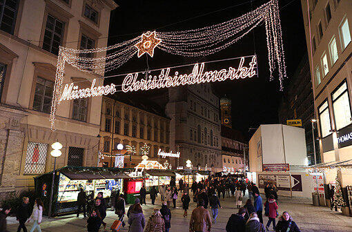 Die Leuchtschrift "Münchner Christkindlmarkt" lädt zum schlendern in der Fußgängerzone ein.