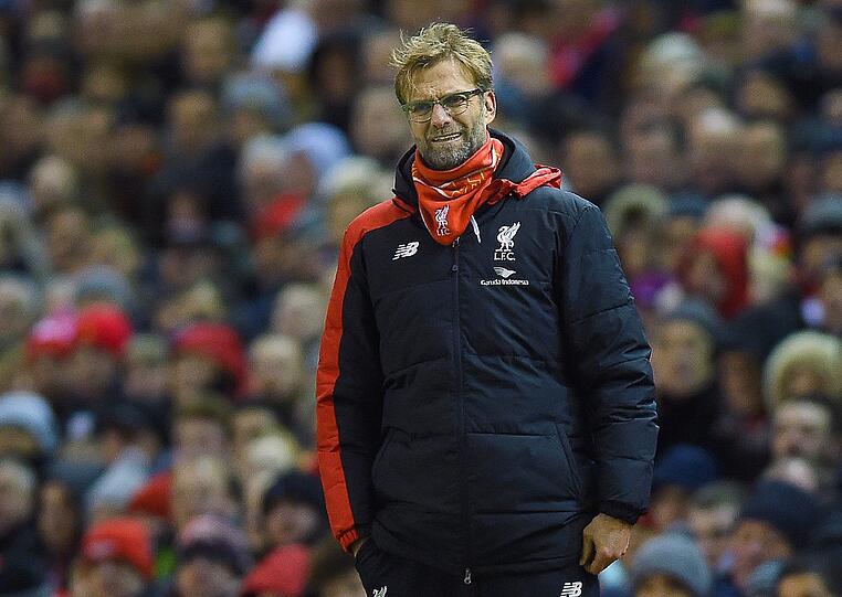 "Jurgen Klopp epic celebration", betitelte die Fußballplattform Fansided das entsprechende Video mit "The Normal One". "Es war ein großartiges Fußballspiel. Am Ende war das Remis für uns natürlich glücklich, aber auch verdient", sagte Klopp, nachdem sein Puls wieder auf Normalmaß gesunken war. Während des Spektakels zwischen den Reds stand der 48-Jährige mehrmals kurz vor einem Herzinfarkt.