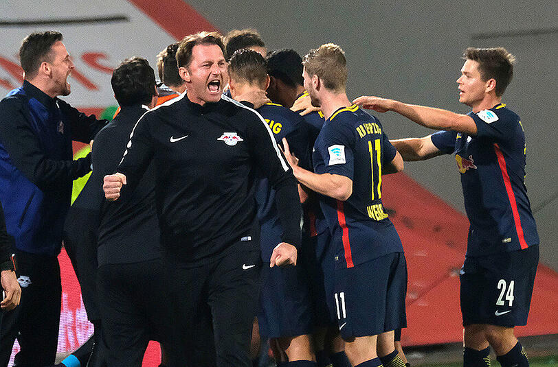 Leipzigs Trainer Ralph Hasenhüttl (vorne) bejubelt mit seinen Spielern das Tor zum 1:0 beim VfL Wolfsburg.