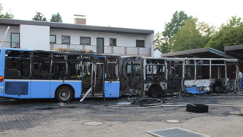 Die drei Gelenkbusse brannten vollständig aus.