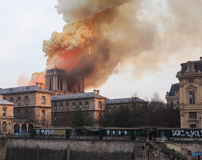 Die weltberühmte Kathedrale Notre-Dame de Paris steht in Flammen.