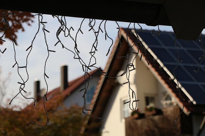 11300 LED-Lichter bringt die Familie am Haus und im Garten an.