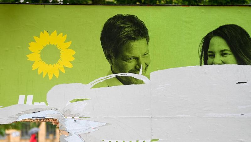 Ein zerstörtes Wahlplakat der Grünen (Symbolfoto). Ein zerstörtes Wahlplakat der Grünen (Symbolfoto).