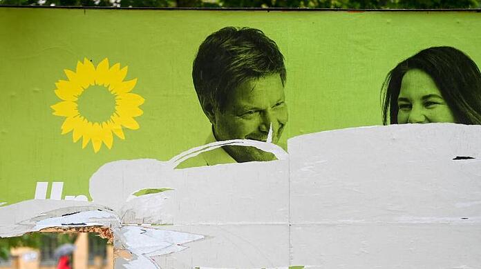 Ein zerstörtes Wahlplakat der Grünen (Symbolfoto).