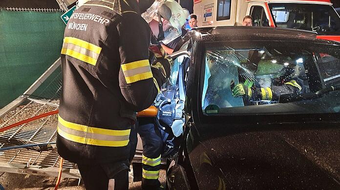 Um den Beifahrer schonend aus dem Wrack zu befreien, mussten die Einsatzkräfte das Dach und die B-Säule des Mercedes entfernen.