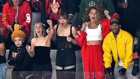 Ice Spice (l), Taylor Swift (M) und Blake Lively (2.v.r.) fiebern mit.