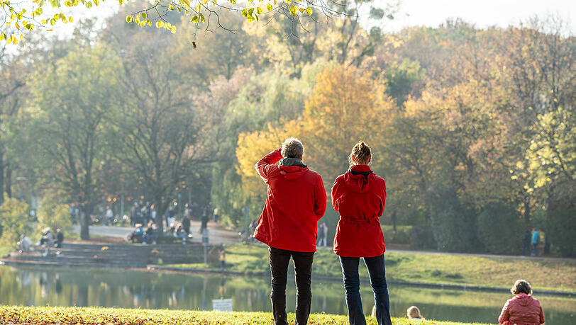 Im Herbst ist der Westpark besonders schön. Einkehren kann man im Café Gans am Wasser.
