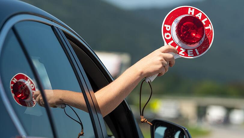 Die Polizei stoppte die Spritztour. (Symbolbild) Die Polizei stoppte die Spritztour. (Symbolbild)