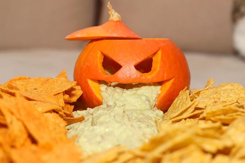 Ein Kürbis gehört zu jeder Halloween-Party. Für einen echten Hingucker höhlen Sie einen kleinen Kürbis aus und schnitze ein Gesicht hinein. Bereiten Sie dann die Füllung vor, zum Beispiel Hummus, Guacamole oder Kräuterdip. Setzen Sie den Kürbiskopf auf einen großen Teller und füllen Sie den Dip in und vor die Mundöffnung. Servieren Sie dazu Tortilla-Chips oder Gemüse-Sticks. Ein Kürbis gehört zu jeder Halloween-Party. Für einen echten Hingucker höhlen Sie einen kleinen Kürbis aus und schnitze ein Gesicht hinein. Bereiten Sie dann die Füllung vor, zum Beispiel Hummus, Guacamole oder Kräuterdip. Setzen Sie den Kürbiskopf auf einen großen Teller und füllen Sie den Dip in und vor die Mundöffnung. Servieren Sie dazu Tortilla-Chips oder Gemüse-Sticks.