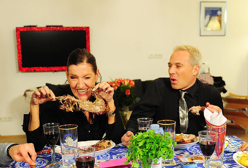 Die AZ kocht auf VOX: Bei "Das perfekte Promi-Dinner" ist die Leute-Redakteurin Kimberly Hoppe das kleine Küchenhelferlein von Sängerin und Dschungelteilnehmerin Indira Weis. Als Gäste bewirten die Beiden die Dschungelkandidaten Jay, Froonck Matthée und Katy Karrenbauer.