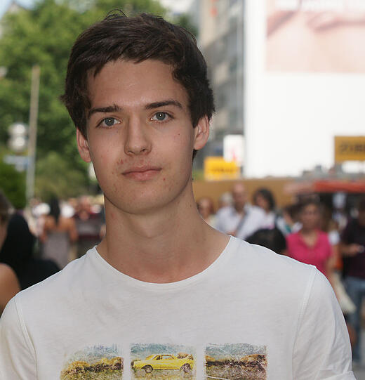 Lukas Lange (18), Abiturient: &bdquo;Ich bin zwar kein großer Fan von Wintersportarten. Aber München hat sich während der Bewerbungszeit gut bewährt, da haben wir schon Chancen, genommen zu werden. Die Entscheidung werde ich mir am Mittwochabend anschauen &ndash; mit ein paar Freunden bei einem Bier.&ldquo;