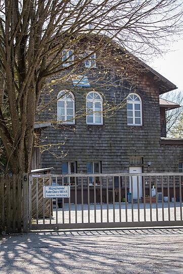 Das Bootshaus des Ruderclubs, wo der Bub trainierte.