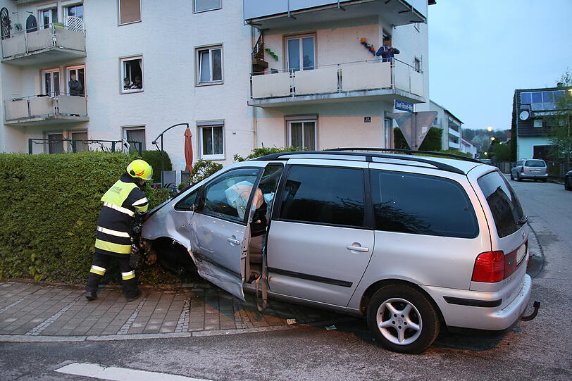 Durch die Wucht des Aufpralls schleuderte der Ford unkontrolliert durch die Straße.