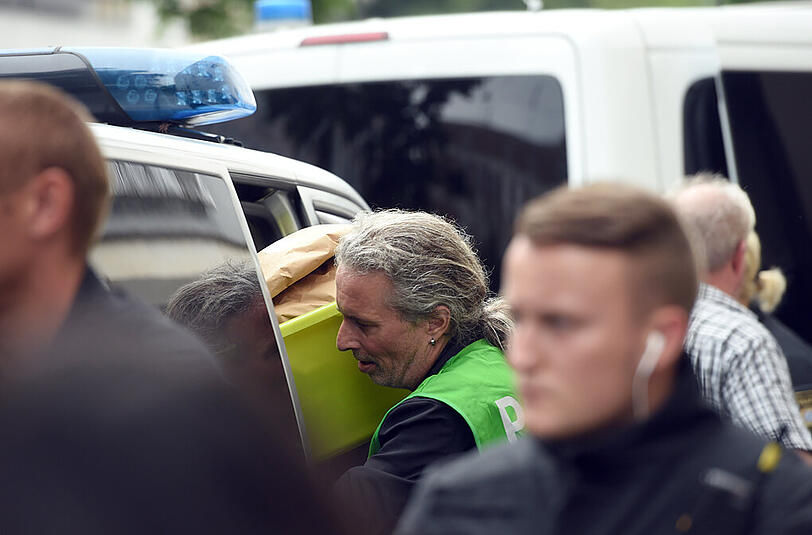 Laut Medienberichten hat ein SEK die Wohnung des Todesschützen in der Maxvorstadt gestürmt. Diese Bilder zeigen einen Polizeieinsatz in der Dachauerstraße. Hier wurde am Samstagfrüh die Wohnung des Attentäters durchsucht.