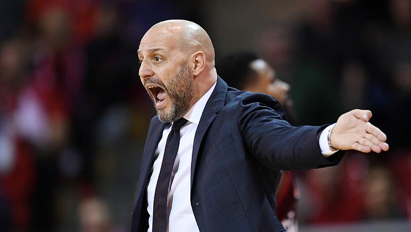 Kein einfaches Spiel für Coach Aleksandar Djordjevic: Am Anfang fanden die Bayern nur schwer ins Spiel. Erst nach dem Seitenwechsel wurde es dann besser. (Archivbild) Kein einfaches Spiel für Coach Aleksandar Djordjevic: Am Anfang fanden die Bayern nur schwer ins Spiel. Erst nach dem Seitenwechsel wurde es dann besser. (Archivbild)