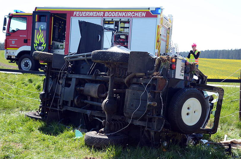 Der Land Rover einer vierköpfigen Familie hat sich am "Geltinger Berg" überschlagen. Die Bilder von der Unfallstelle.
