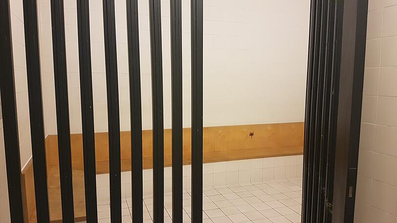 Von der Therme ging es für den 26-Jährigen in die Arrestzelle.
