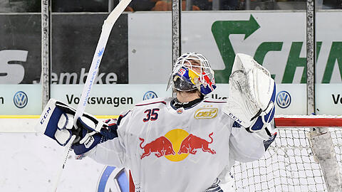Endlich ein Shutout! EHC-Goalie Kevin Reich beim 4:0-Sieg in Wolfsburg.