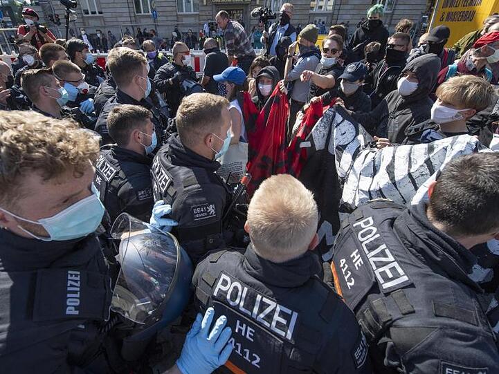In Frankfurt kam es zu Rangeleien zwischen der Polizei und Teilnehmern einer Demonstration.