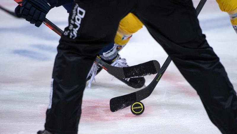 Ein Eishockey-Spiel.