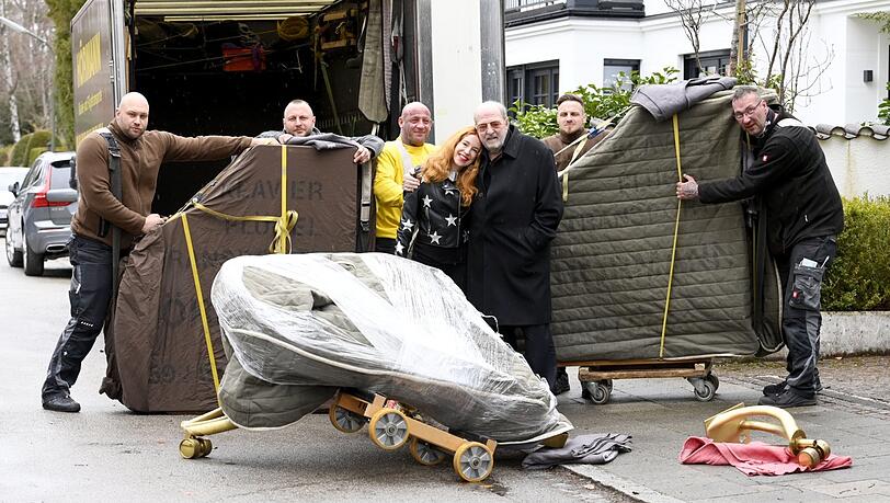 Drei Flügel und zwei Umzugsfirmen: Ralph Siegel und seine FrauLaura ziehen derzeit nach Grünwald um.