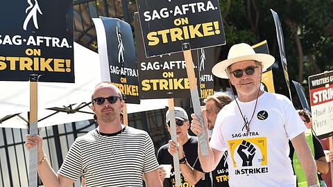 Aaron Paul (l.) und Bryan Cranston zeigten vor den Sony Studios Flagge.