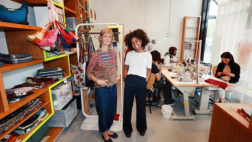 Handarbeit von Bellevue Couture: Kissi Baumann und Angelina Boadu. Handarbeit von Bellevue Couture: Kissi Baumann und Angelina Boadu.